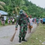 Koramil 1708-04/SS bersama warga kerja bakti bersihkan bahu jalan-1673230237