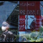 Layar menampilkan pergerakan perdagangan saham di Bursa Efek Indonesia (BEI), Jakarta, Senin (2/1/2023) ANTARA FOTO/Hafidz Mubarak A/foc.-1673408326