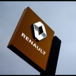 Logo Renault di sebuah diler di Vertou, dekat Nantes, Prancis (13/1/2021). (REUTERS/Stephane Mahe)-1674017133