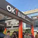 Masyarakat melintas di depan kantor PT Bank Oke Indonesia Tbk (OK Bank) di kawasan Harmoni, Jakarta Pusat. ANTARA/HO/Ok Bank-1674107880