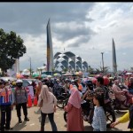 Masyarakat memadati jalan di sekitar Masjid Al Jabbar, Kota Bandung, Jawa Barat, Ahad (15/1/2023). (FOTO ANTARA/Bagus Ahmad Rizaldi)-1673775868