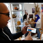 Nasabah tengah melakukan transaksi bisnis melalui BNIDirect di sela BNI Loud Fest 2022, Minggu (17/07/2022). ANTARA/Agatha Olivia Victoria-1672990881