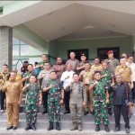 Panglima TNI dan Kapolri didampingi tokoh adat dan tokoh agama, di Manokwari, Provinsi Papua Barat. ANTARA/Tri Adi Santoso-1673402690