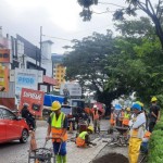 Para pekerja melakukan penanganan Jalan Hertasning Makassar agar tidak membahayakan pengendara khususnya roda dua. ANTARA/HO-1673404510