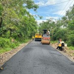 Para pekerja terus merampungkan pengerjaan jalan menuju lokasi wisata Air Terjun Batu Manrusu Gowa, Sulsel.ANTARA/HO-Humas Pemprov Sulsel-1673860820