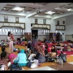 Para pengungsi di tempat pengungsian di Gedung DPRD Kabupaten Kudus, Jawa Tengah, Jumat (13/1/2023). (ANTARA/Akhmad Nazaruddin Lathif)-1673584361