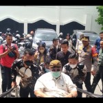 PB XIII memasuki Loji Gandrung diikuti Wali Kota Surakarta Gibran Rakabuming Raka di Solo, Rabu (5/1/2023). ANTARA/Aris Wasita-1672820412