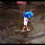 Pejalan kaki menggunakan payung saat hujan mengguyur Kota Surabaya, Rabu (11/1/2023). ANTARA/Rifai/am.-1674617995