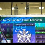 Pekerja terlihat berbincang di atas papan elektronik pergerakan saham di London Stock Exchange, Inggris. REUTERS/Paul Hackett/aa. (REUTERS/Paul Hackett)-1673407607
