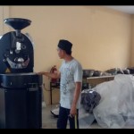 Pelaku IKM asal Kabupaten Luwu yang menerima mesin pengolahan kopi dari Dinas Perindustrian Sulsel. ANTARA Foto/HO-Humas Pemprov Sulsel-1672979845