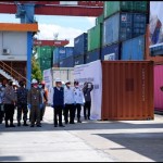 Pelepasan komoditas ekspor Kalbar di Pelabuhan Dwikora Pontianak (ANTARA/Dedi)-1673333546