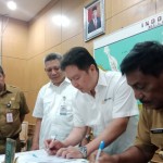 Penandatanganan kontrak kerja sama pengelolaan pelabuhan Tanjung Batu Belitung antara Bupati Belitung Sahani Saleh dengan PT Temas Port (ANTARA/Kasmono)-1673409846