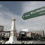 Pengendara melintas di kawasan Tugu Pal Putih, Yogyakarta. (ANTARA/Hendra Nurdiyansyah/rwa/pri)-1672729101