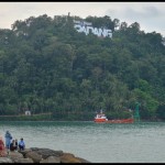 Pengunjung berwisata di Pantai Padang, Sumatera Barat, Kamis (5/1/2023). ANTARA FOTO/Iggoy el Fitra/rwa.-1672979998