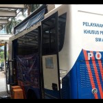 Pengunjung Mal Citraland melewati Gerai SIM Keliling di halaman parkir mal di Jakarta tersebut, Rabu (30/11/2022). ANTARA/Abdu Faisal/am.-1672799854