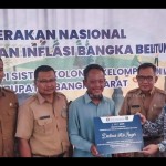 Penyerahan bantuan kandang sapi kepada Kelompok Tani Makmur, Parittiga. (ANTARA/HO-Diskominfo Bangka Barat)-1673511701