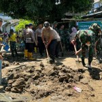 Personel Polri bersama TNI kerja bakti-1675070379