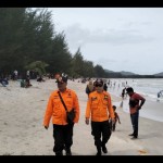 Petugas BPBD Bangka sedang melakukan pengawasan di pantai (ANTARA/Kasmono)-1672720190