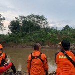 Petugas dari Tim SAR melakukan pencarian dua orang yang hilang di Sungai Citanduy, Kota Banjar, Jawa Barat. (ANTARA/HO-Basarnas)-1674186459