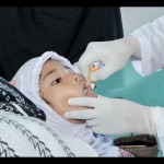 Petugas Dinas Kesehatan dan KB Kota Sabang meneteskan vaksin imunisasi polio kepada salah seorang siswi MIN 1 Sabang, Rabu (4/1/2022). (ANTARA/HO-Humas Pemkot Sabang)-1672887627