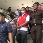Petugas Kejari Batam saat hendak membawa tersangka kasus korupsi SIMRS BP Batam berinisial RM ke Polsek Batam Kota, Rabu (11/1). (ANTARA/Yude)-1673426305