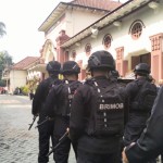 Petugas Kepolisian berjaga di PN Surabaya, Jawa Timur, Senin (16/1/2023). (ANTARA/Indra Setiawan)-1673841529