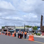 Petugas melakukan penataan kawasan Tugu Tobong di Playen, Kabupaten Gunungkidul. (ANTARA/Dokumen istimewa)-1674437535