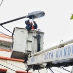 Petugas memasang lampu penerangan jalan di Kota Bandung, Jawa Barat. ANTARA/HO-Humas Pemkot Bandung-1673945180