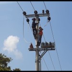 Petugas PLN memperbaiki jaringan listrik di sekitar Batu 7, Kota Tanjungpinang, Kepulauan Riau. ANTARA/Nikolas Panama-1672731063
