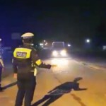 Petugas Polresta Pekanbaru saat melakukan razia pada malam hari. (ANTARA/dok)-1673754534