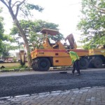 Petugas saat mengerjakan pembangunan jalan di Lombok Tengah, NTB (ANTARA/Akhyar)-1674544971