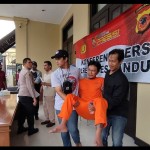 Polisi menggotong pelaku pembunuhan berinisial BS alias Kadal di Polrestabes Bandung, Kota Bandung, Jawa Barat, Kamis (12/1/2022). ANTARA/Bagus Ahmad Rizaldi-1673509582