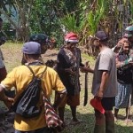 Prajurit TNI dari Koramil Kiwirok mengunjungi masyarakat di kampung Apom. (ANTARA/HO/Penrem 172/PWY)-1673917956