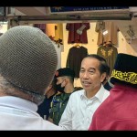 Presiden RI Joko Widodo berinteraksi dengan salah satu pedagang di Pasar Tanah Abang Blok A, Jakarta, Senin (2/1/2023). (ANTARA/Gilang Galiartha)-1672632826
