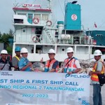 PT Pelindo Regional 2 Tanjung Pandan melakukan kegiatan pelepasan keberangkatan kapal terakhir di 2022 dan penyambutan kapal pertama di 2023 ANTARA/Kasmono-1672717667