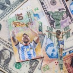 Respons inflasi, seniman Argentina buat lukisan di atas uang kertas-1672816362