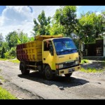 Ruas jalan Brosot-Ngelo di Kabupaten Kulon Progo rusak parah akibat dilalui kendaraan truk pengangkut tambang pasir melebihi tonase. ANTARA/Sutarmi.-1673429273