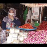 Salah satu pedagang kebutuhan pokok di pasar tradisional Belitung (ANTARA/Kasmono)-1673946511