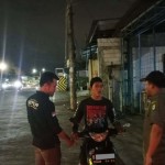 Satpol PP Kecamatan Ciledug menangkap oknum warga yang membuang sampah sembarangan. (ANTARA/Dok. Kecamatan Ciledug)-1672888550