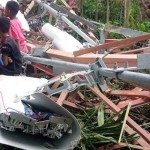 Sejumlah anak duduk di menara Telkomsel yang ambruk di desa Roho, Kabupaten Lembata. ANTARA/Ho-Kades Roho.-1672654503