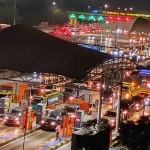 Sejumlah kendaraan mengantre di Gerbang Tol Cikampek Utama arah Jakarta, Purwakarta, Minggu (1/1/2023). ANTARA/Muhammad Zulfikar-1672645162