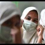 Sejumlah orang memakai masker (ANTARA FOTO/Zabur Karuru/foc.)-1672720749