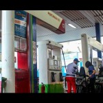 Sejumlah pengendara antre membeli Bahan Bakar Minyak (BBM) di salah satu SPBU Kota Medan, Sumatera Utara, Selasa (3/1/2023). ANTARA FOTO/Yudi/Lmo/foc.-1673407810