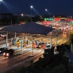 Sejumlah pengendara melintas di Gerbang Tol Cikampek Utama, Purwakarta, Jawa Barat, Minggu, (1/1/2023). (ANTARA/Muhammad Zulfikar).-1672644492