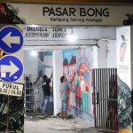 Sejumlah warga membuat mural di pintu masuk Pasar Bong, Jalan Slompretan, Kota Surabaya. (ANTARA/HO-Diskominfo Surabaya)-1672631595