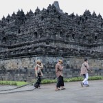 Sejumlah wisatawan berjalan di Objek Wisata Candi Borobudur, Kabupaten Magelang, Jawa Tengah. ANTARA/HO-Humas Pemprov Jateng-1673513248