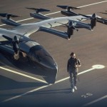 Seorang pilot berjalan di depan peswat elektrik Archer Midnight. (ANTARA/Ho)-1672887181