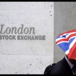 Seorang warga Inggris melintas di pintu masuk Bursa Efek London di London, Inggris. ANTARA/REUTERS/Peter Nicholls/am.-1674095862