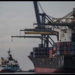Suasana bongkar muat peti kemas di Pelabuhan Tanjung Priok, Jakarta, Rabu (28/12/2022). ANTARA FOTO/Aprillio Akbar/foc.-1672996834