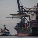 Suasana bongkar muat peti kemas di Pelabuhan Tanjung Priok, Jakarta, Rabu (28/12/2022). ANTARA FOTO/Aprillio Akbar/foc.-1673853565